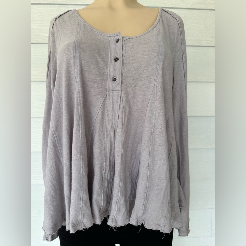 FREE PEOPLE PLEATED 3 BUTTON
HENLEY LIGHT PURPLE SIZE SMALL